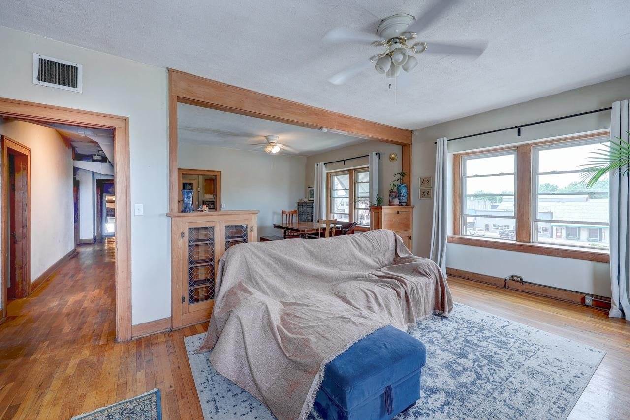 107 East 7th Ave, Winfield, KS 67156