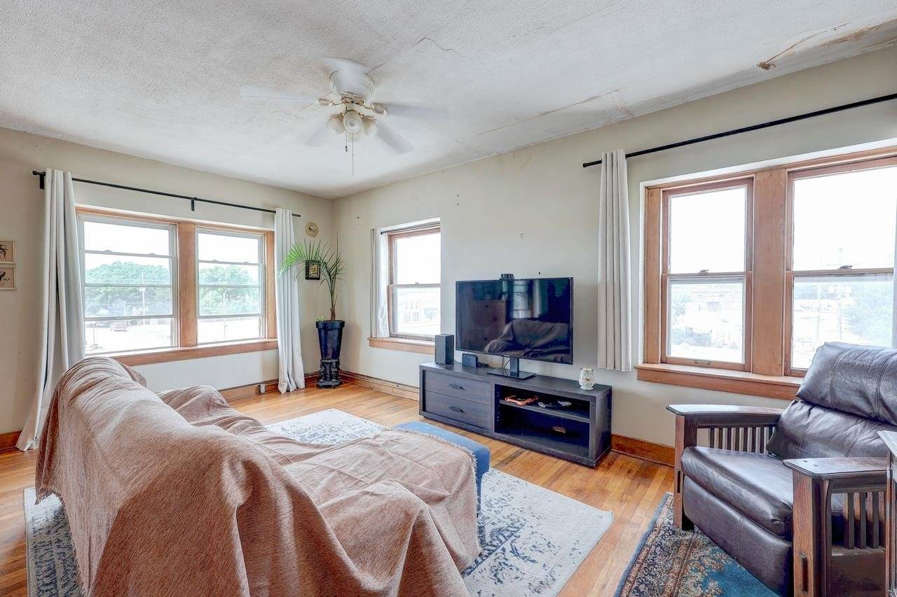 107 East 7th Ave, Winfield, KS 67156