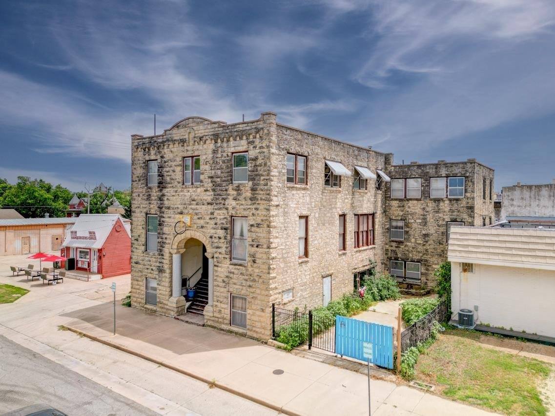 107 East 7th Ave, Winfield, KS 67156