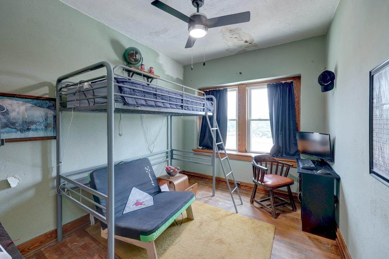 107 East 7th Ave, Winfield, KS 67156