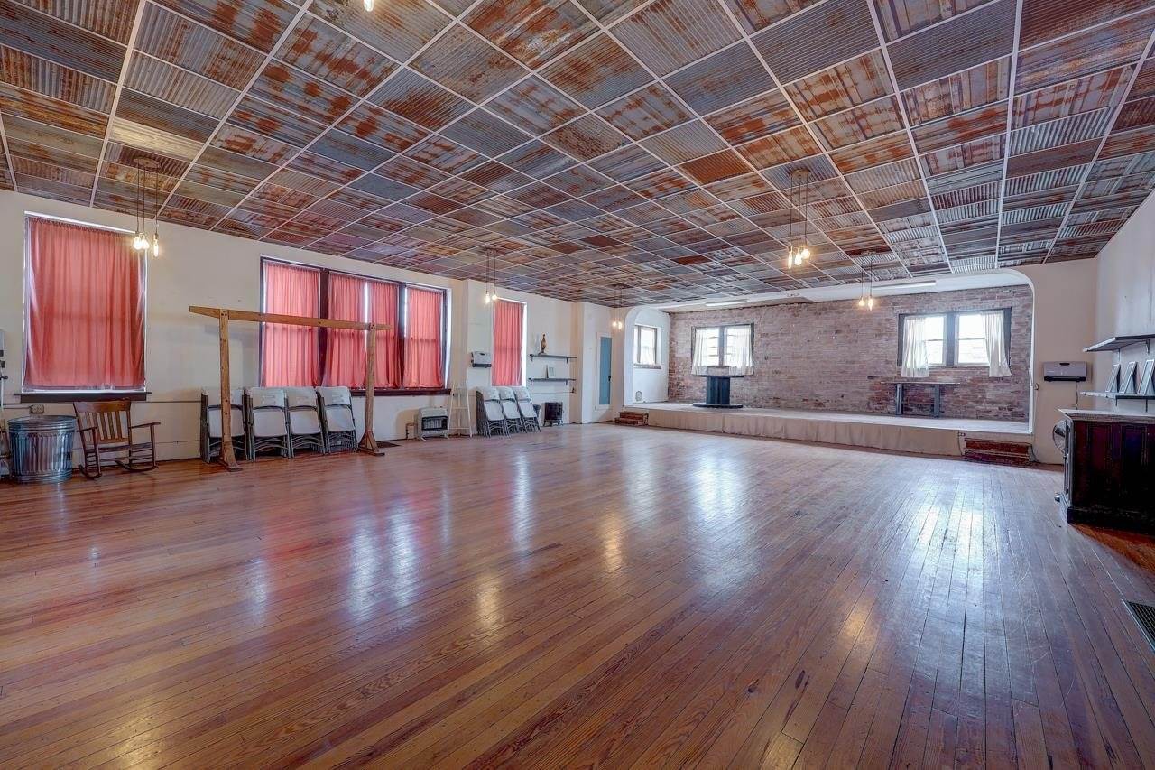 107 East 7th Ave, Winfield, KS 67156