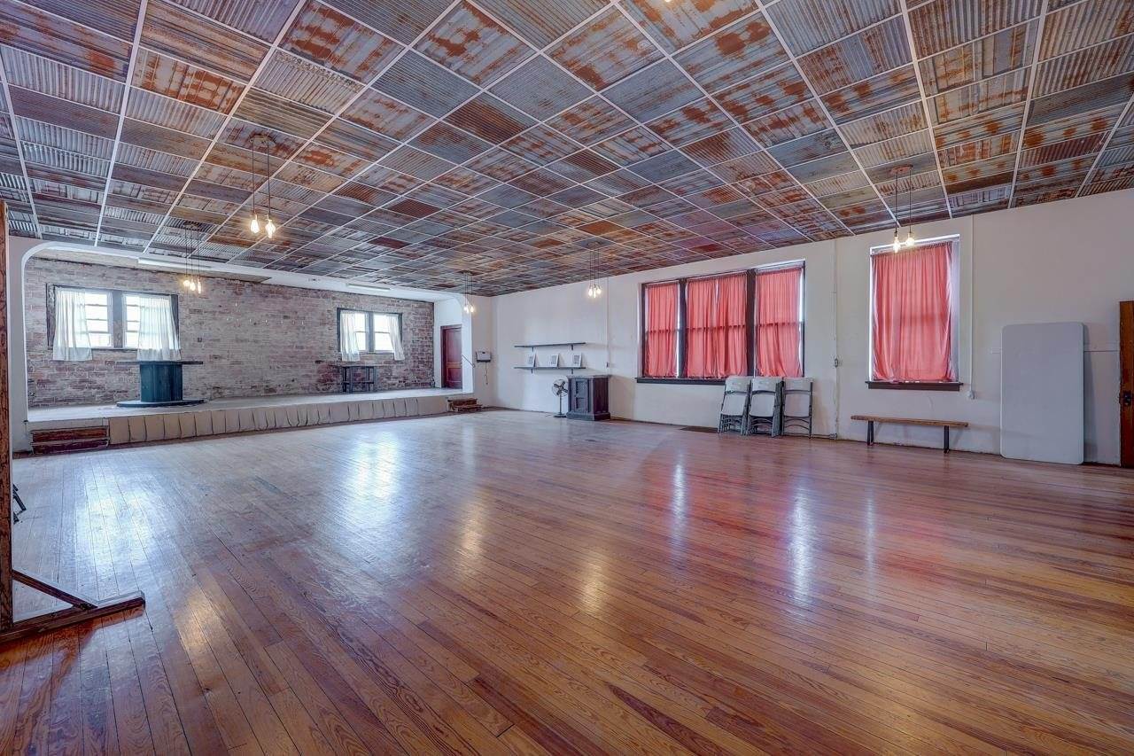 107 East 7th Ave, Winfield, KS 67156