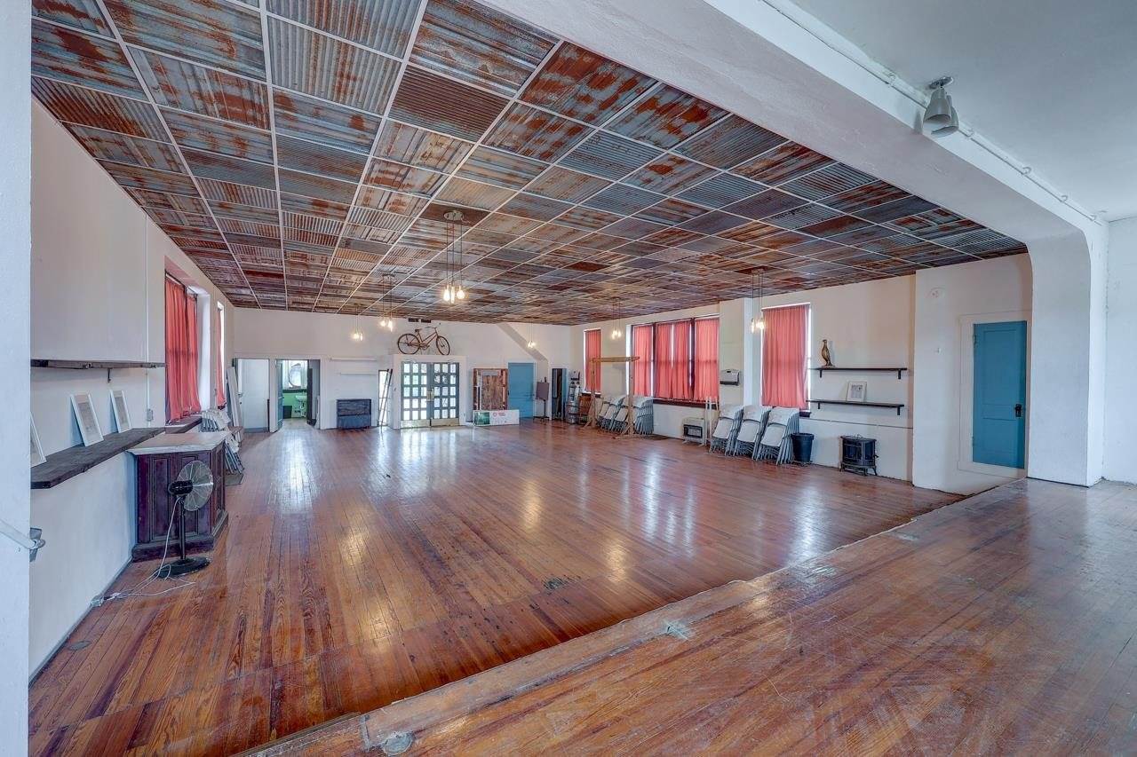 107 East 7th Ave, Winfield, KS 67156