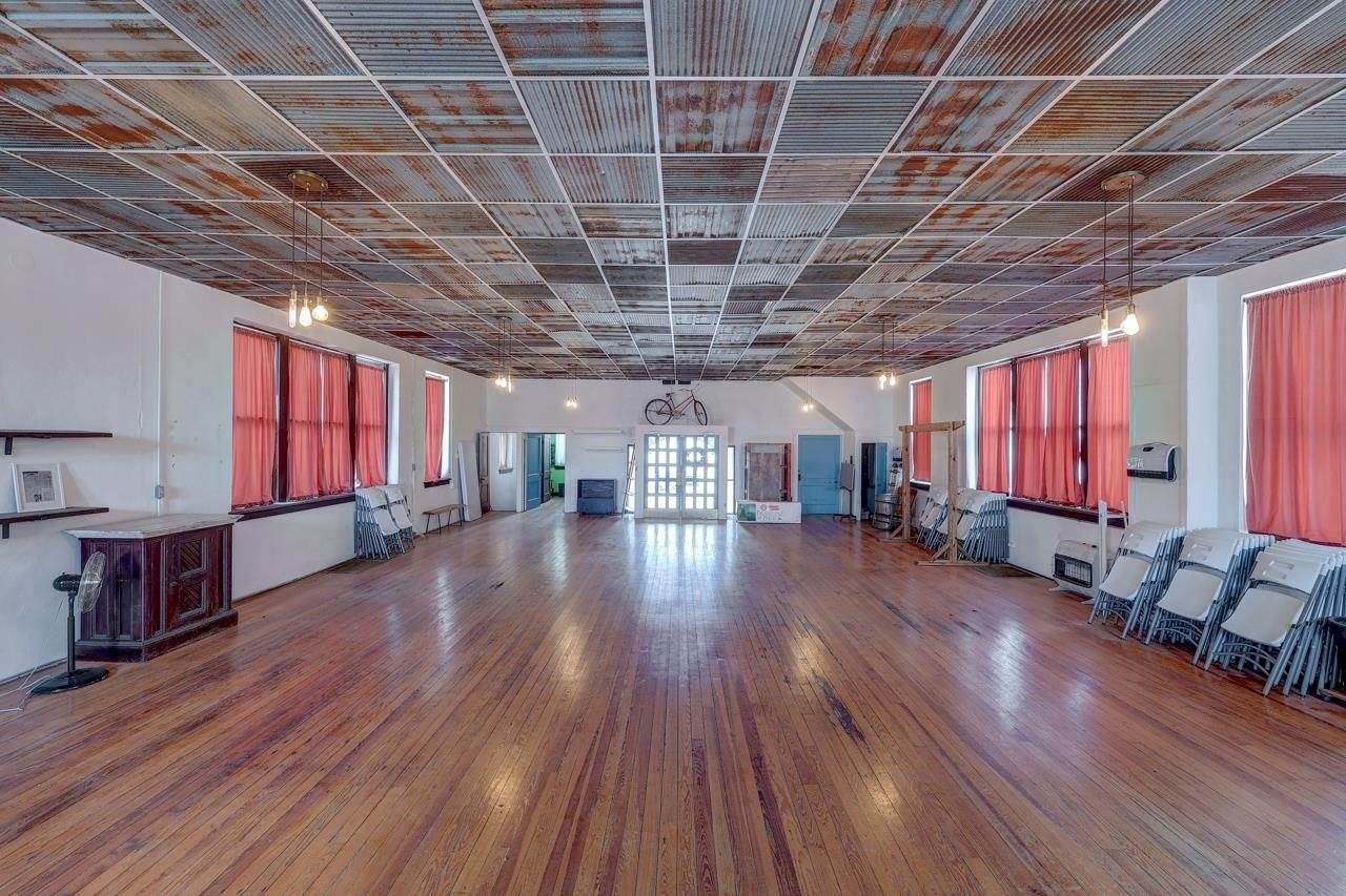 107 East 7th Ave, Winfield, KS 67156