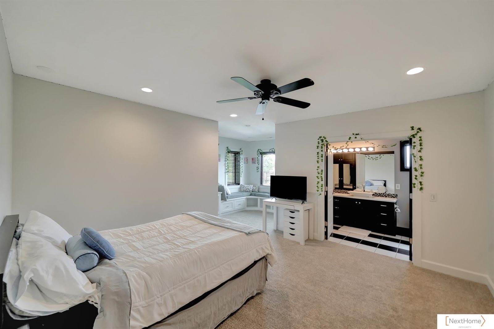 3211 West Covered Bridge Drive, Lincoln, NE 68523