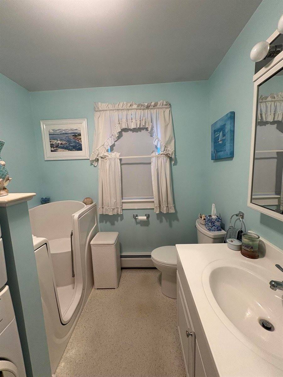 13 Lincoln Street, Lincoln, ME 04457