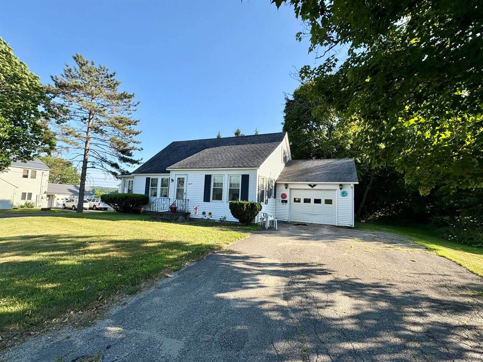 13 Lincoln Street, Lincoln, ME 04457