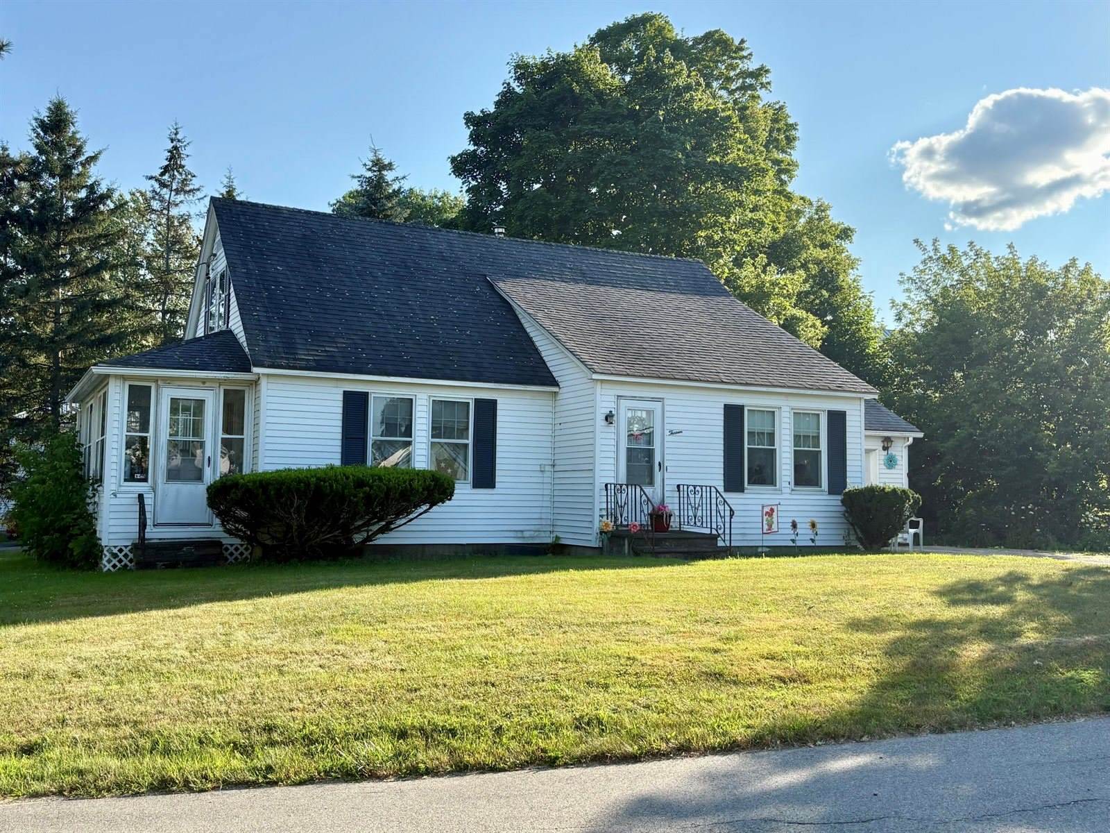 13 Lincoln Street, Lincoln, ME 04457