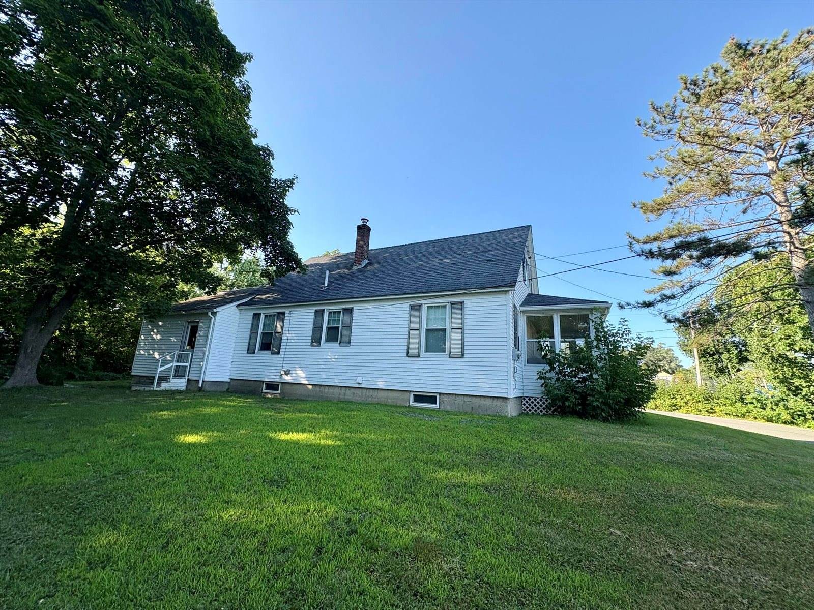 13 Lincoln Street, Lincoln, ME 04457
