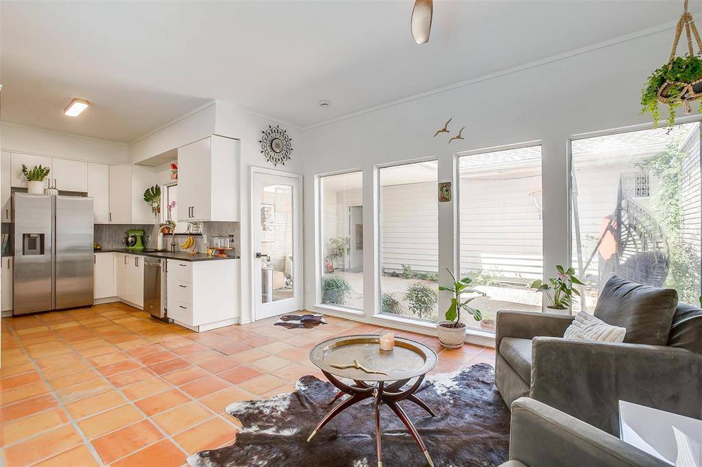 6876 Anglebluff Circle, Dallas, TX 75248