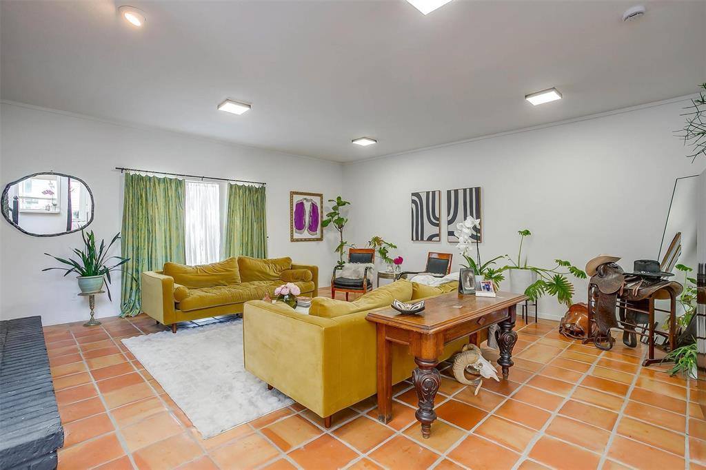 6876 Anglebluff Circle, Dallas, TX 75248