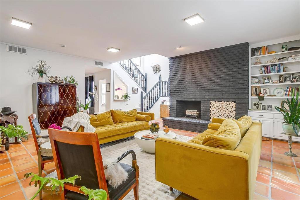 6876 Anglebluff Circle, Dallas, TX 75248