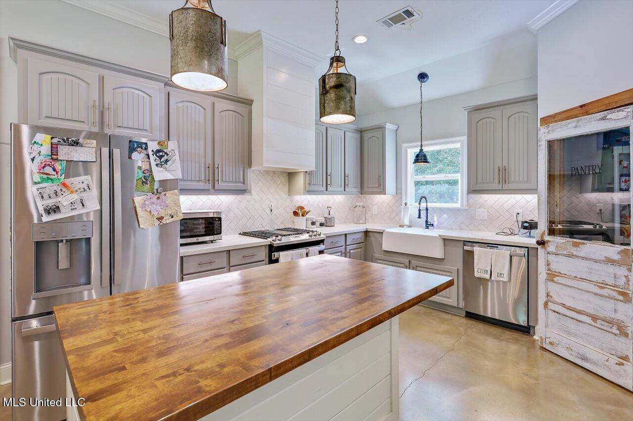 104 Pine Hill Circle, Florence, MS 39073