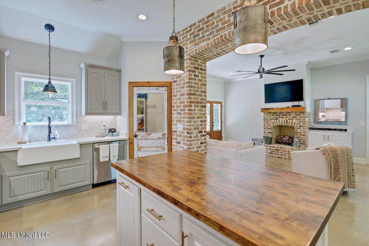 104 Pine Hill Circle, Florence, MS 39073