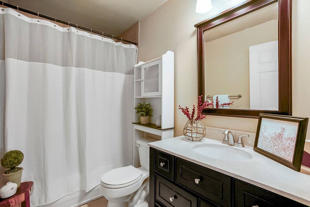 6414 W 82nd St, Overland Park, KS 66203