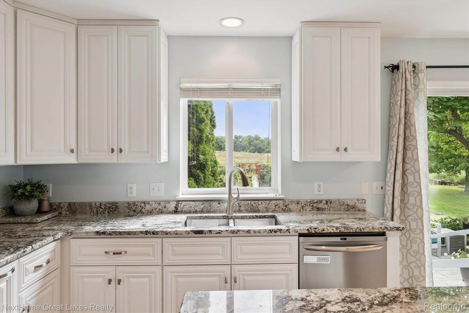 4900 Meadow Crest Circle, Holly, MI 48442