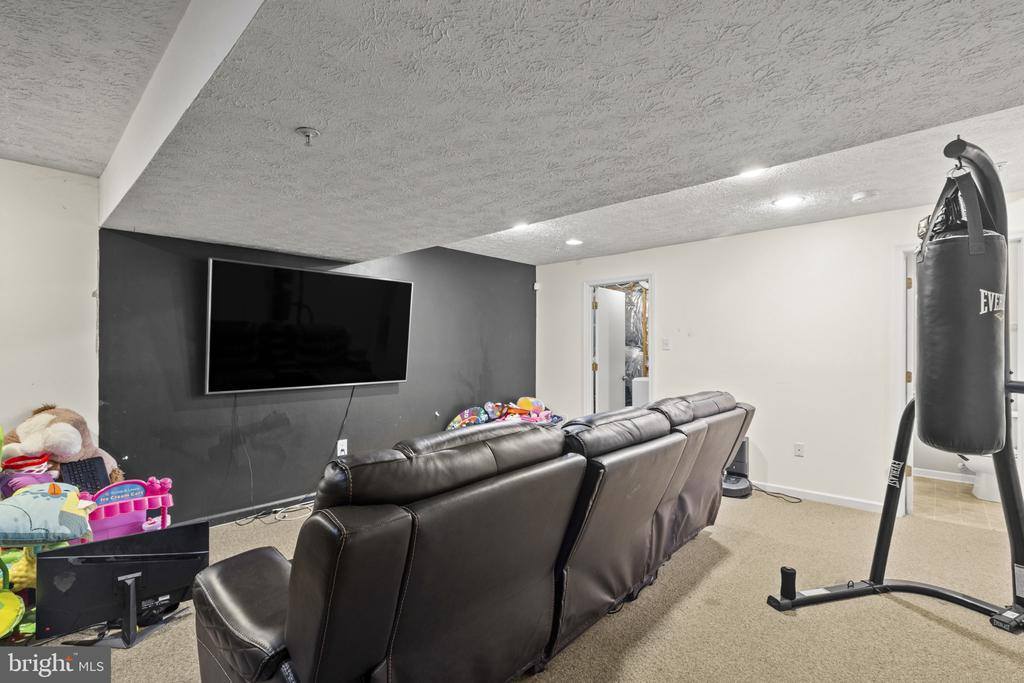 2042 Hackberry Road, Baltimore, MD 21221