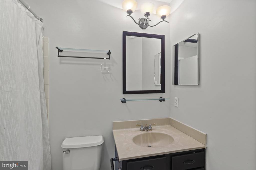 2042 Hackberry Road, Baltimore, MD 21221