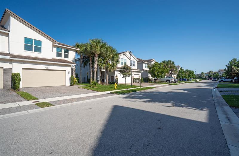 4350 Veleiros Ave, Deerfield Beach, FL 33064