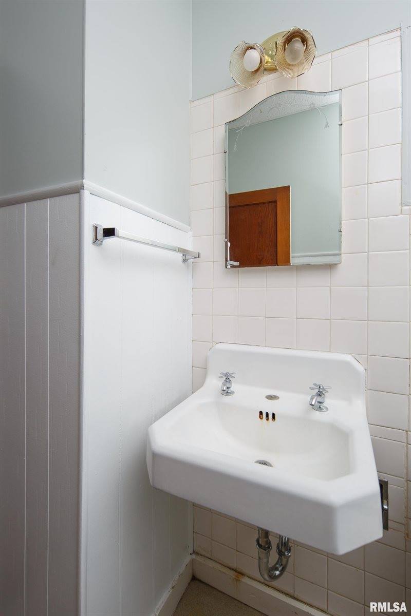 930 21ST Avenue, Rock Island, IL 61201