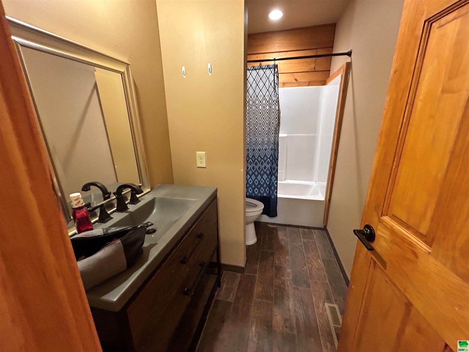 2506 E Main St, Vermillion, SD 57069