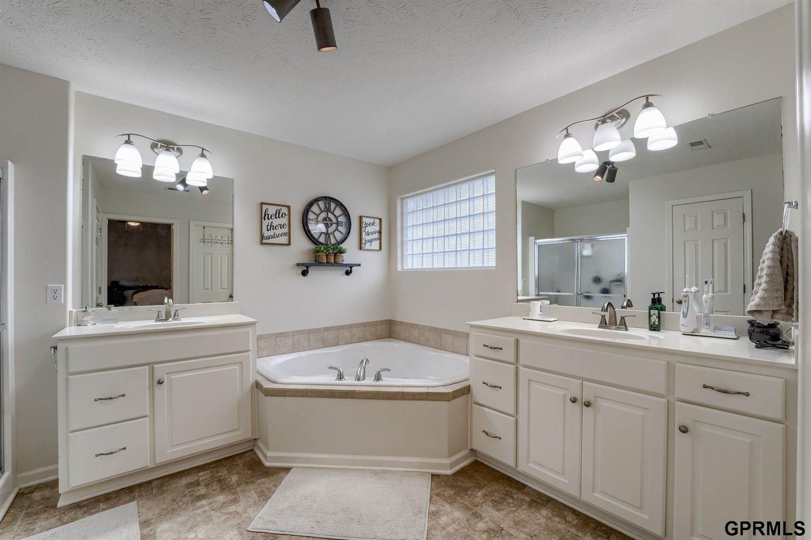 16009 Curtis Avenue, Omaha, NE 68116