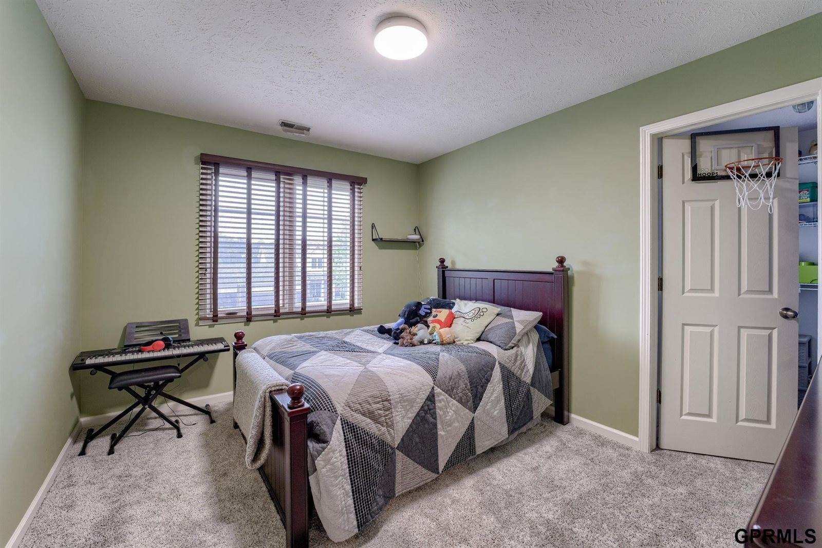 16009 Curtis Avenue, Omaha, NE 68116