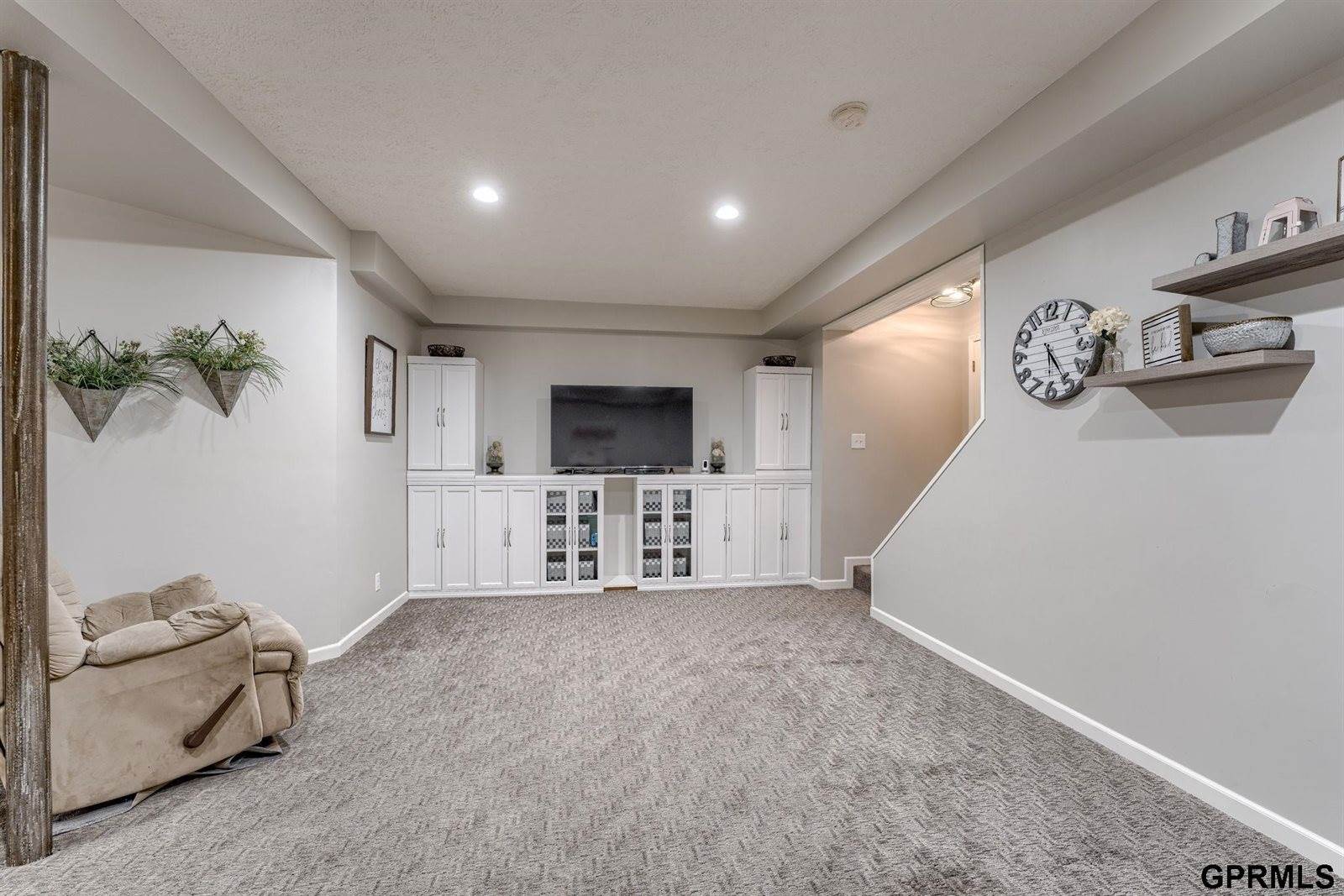 16009 Curtis Avenue, Omaha, NE 68116