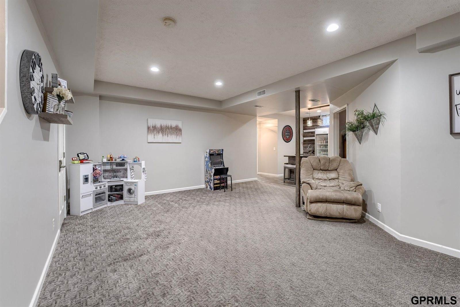 16009 Curtis Avenue, Omaha, NE 68116