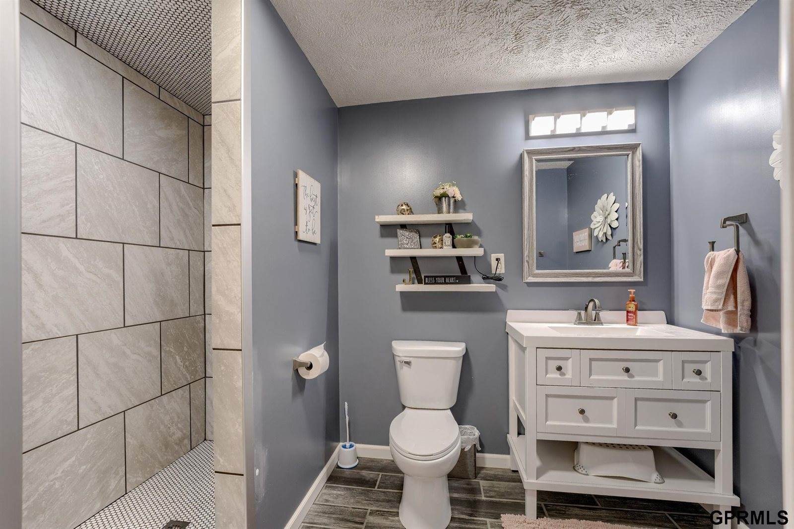 16009 Curtis Avenue, Omaha, NE 68116