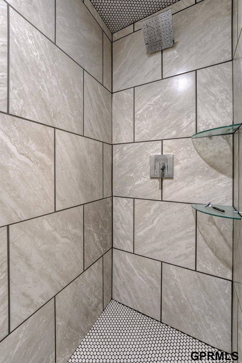 16009 Curtis Avenue, Omaha, NE 68116