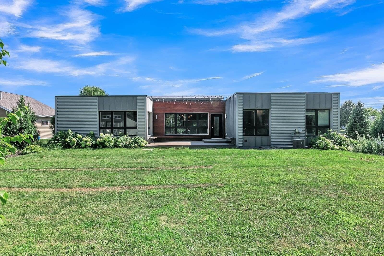 5520 West Cedar Crest Court, Appleton, WI 54914