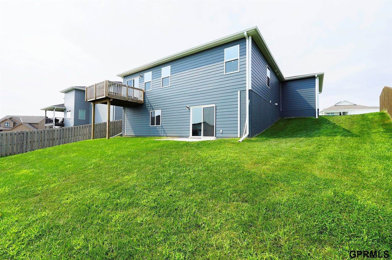 225 North 10th Avenue, Springfield, NE 68059