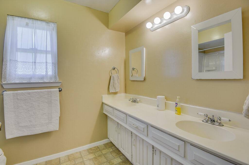 129 Connie Drive, DeSoto, TX 75115