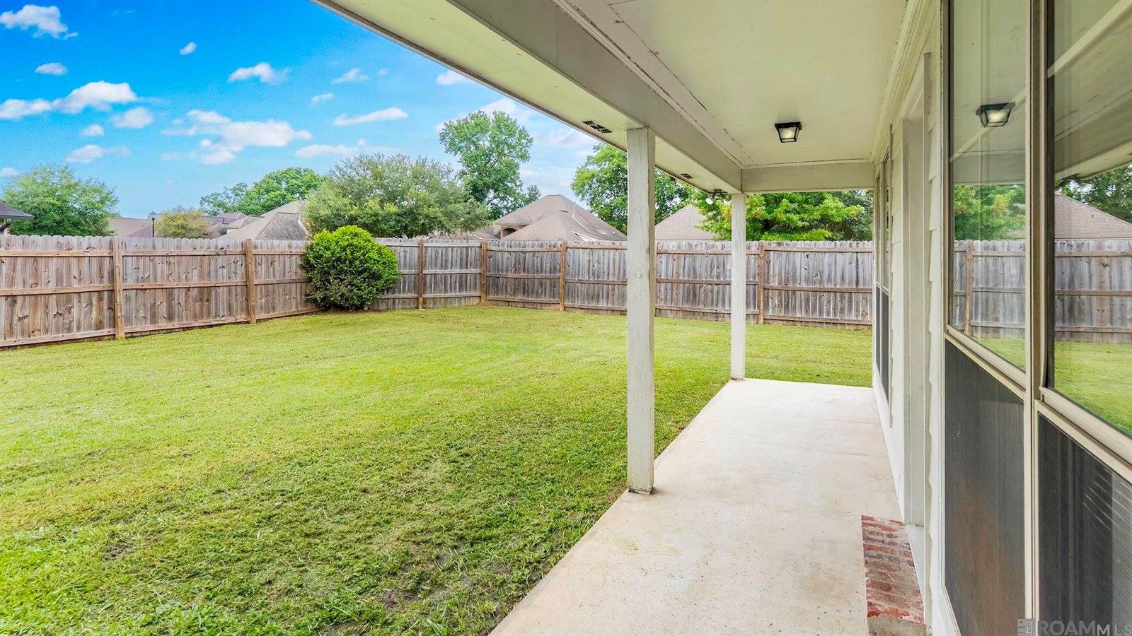 12237 Spring Valley Dr, Geismar, LA 70734