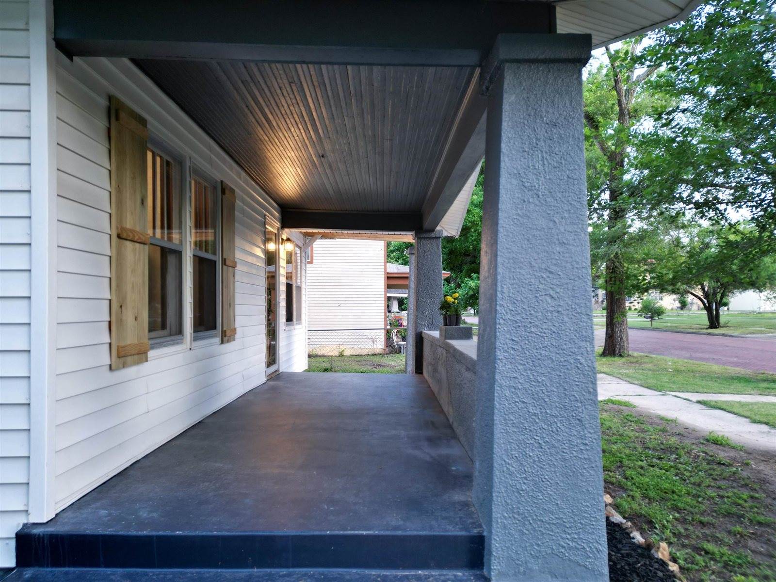 616 North 4th St, Arkansas City, KS 67005