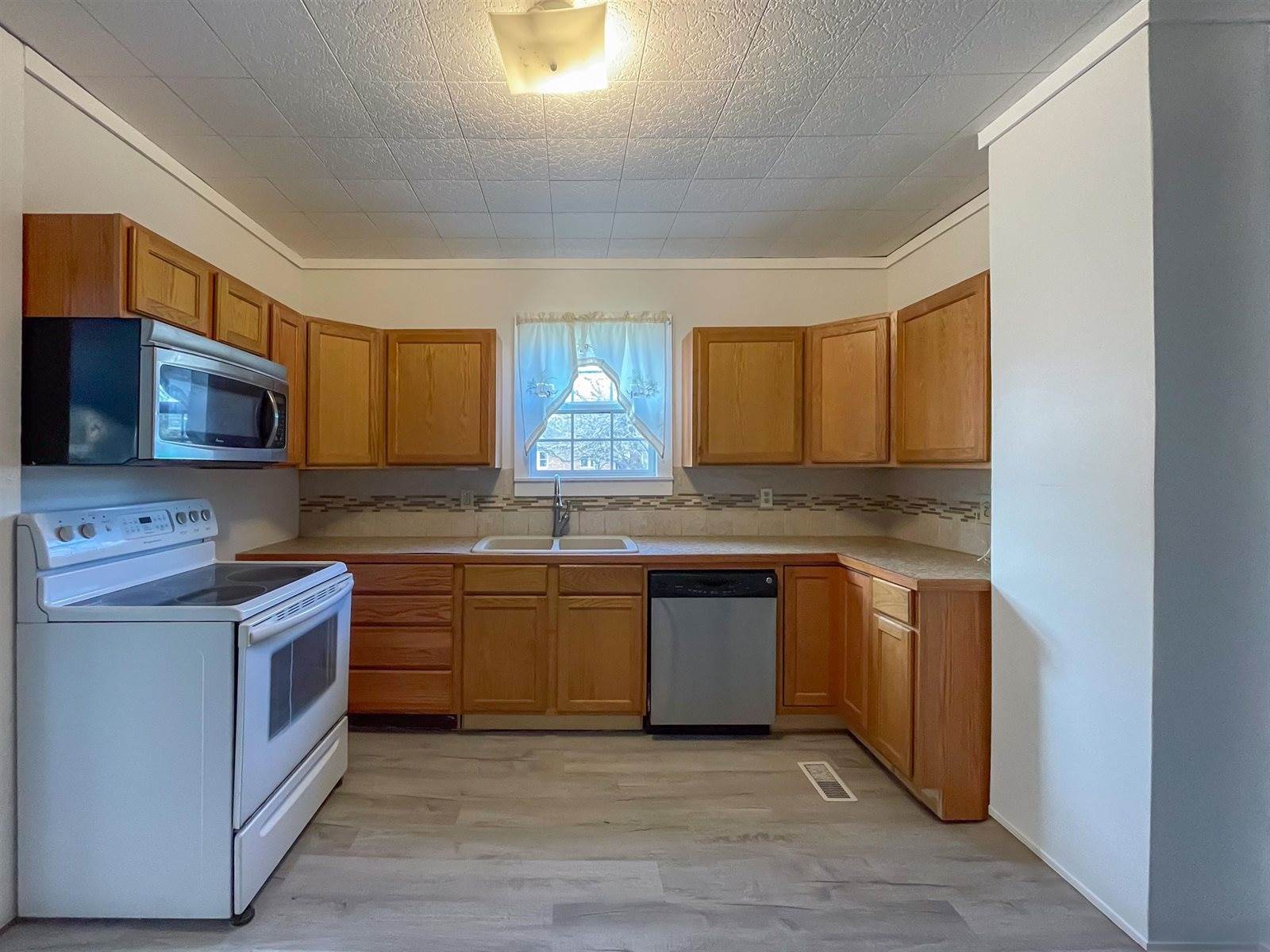 825 North 7th St, Arkansas City, KS 67005