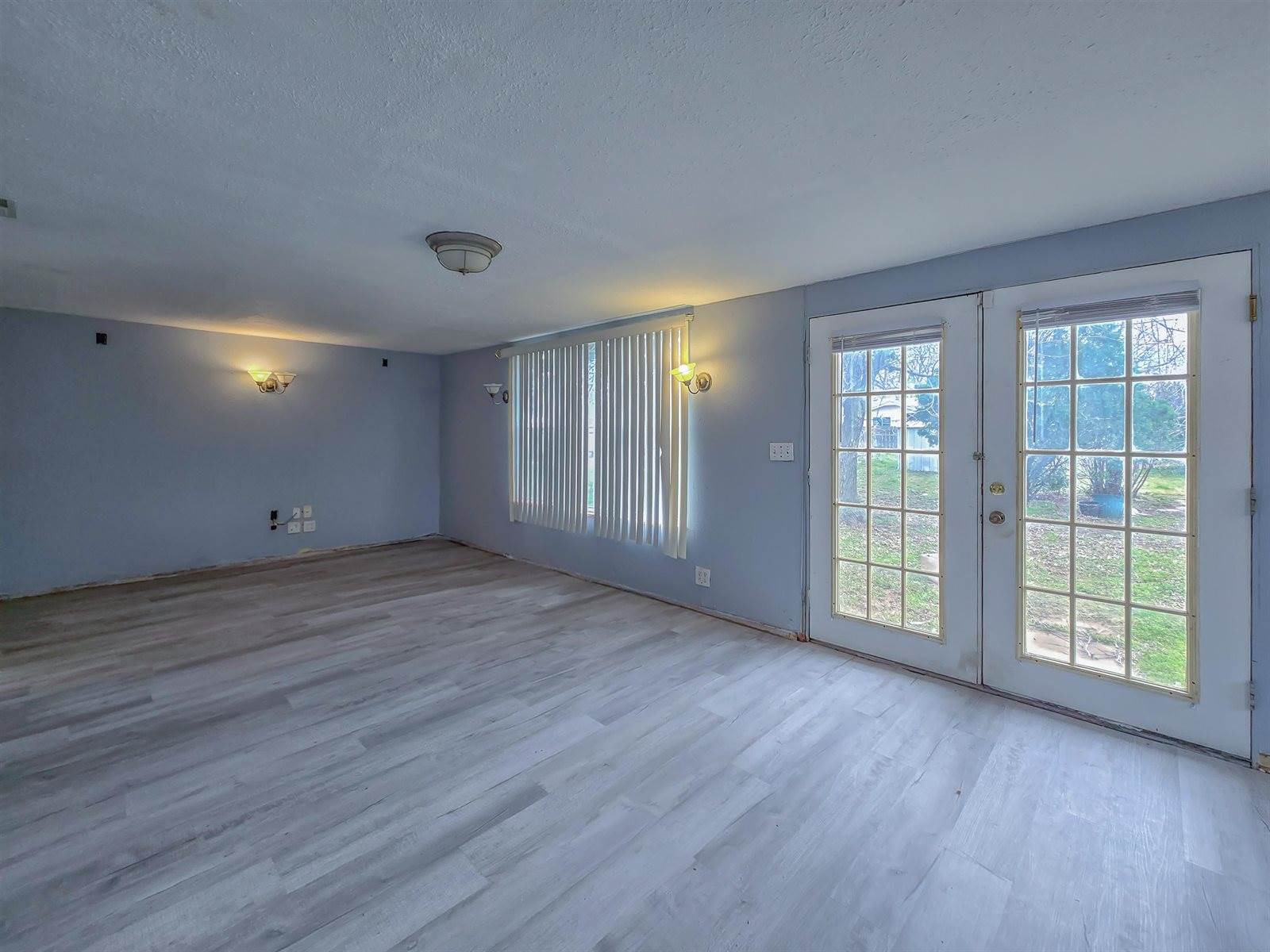 825 North 7th St, Arkansas City, KS 67005