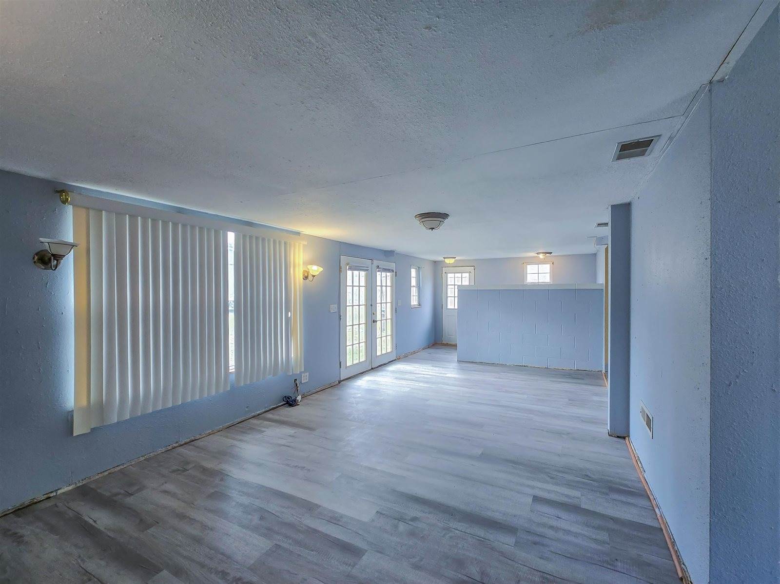 825 North 7th St, Arkansas City, KS 67005