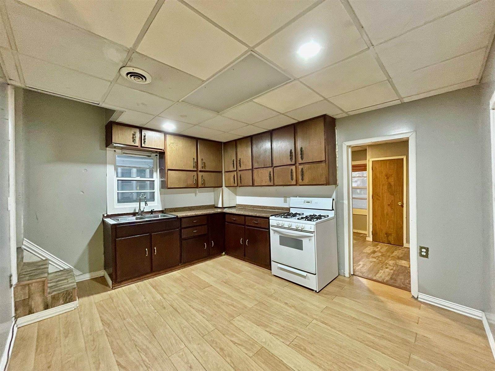 712 South C St, Arkansas City, KS 67005