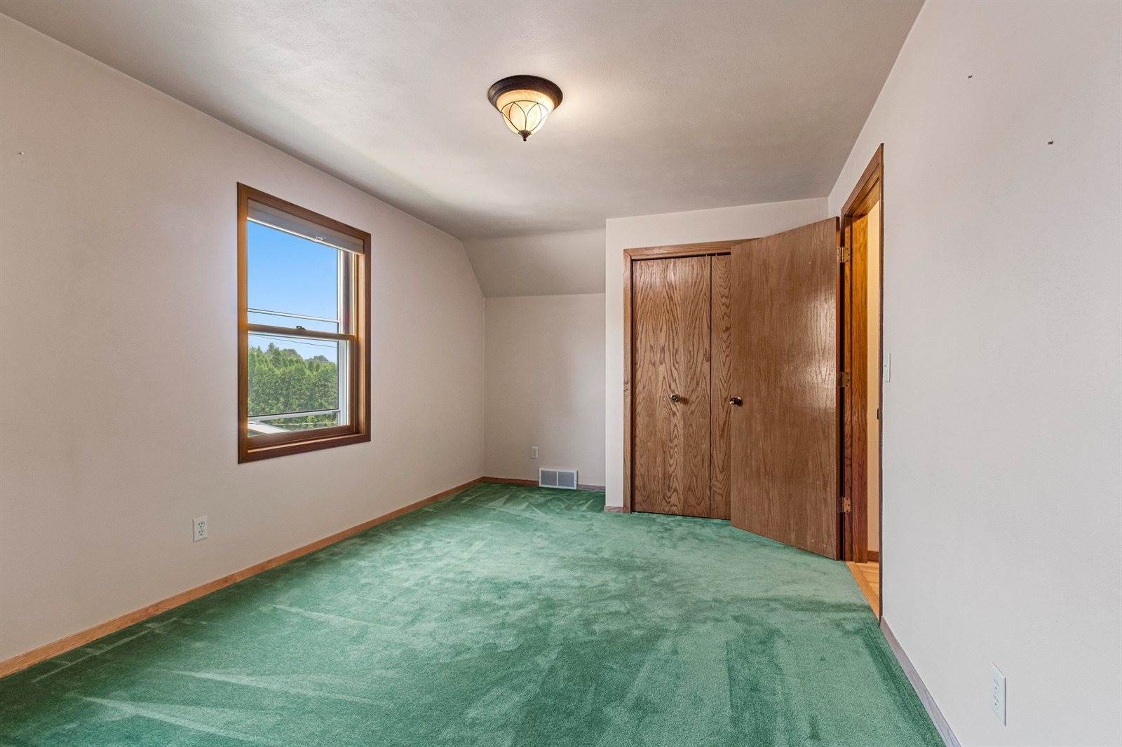 1366 Pinehurst Lane, Neenah, WI 54956