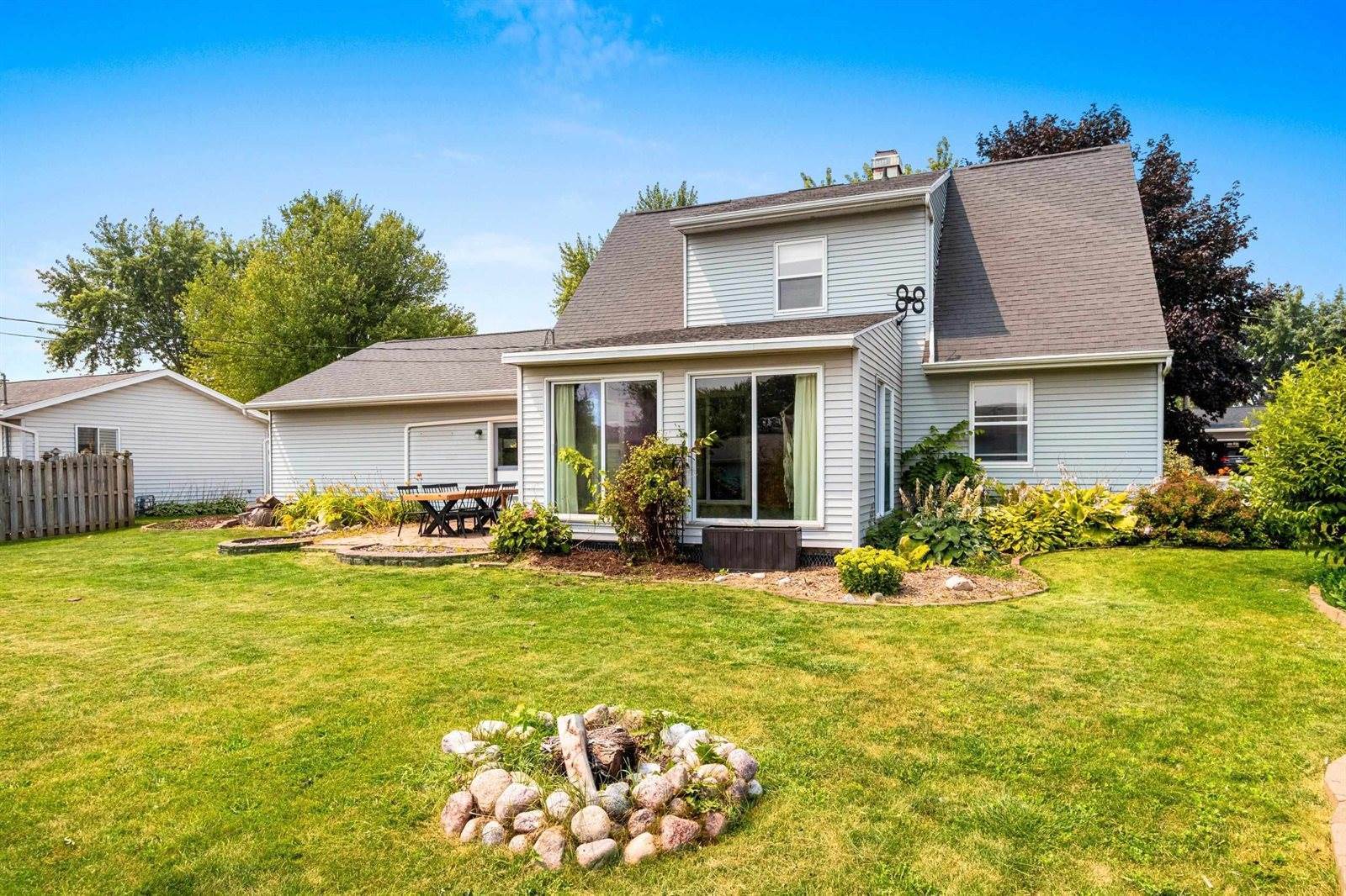 1366 Pinehurst Lane, Neenah, WI 54956