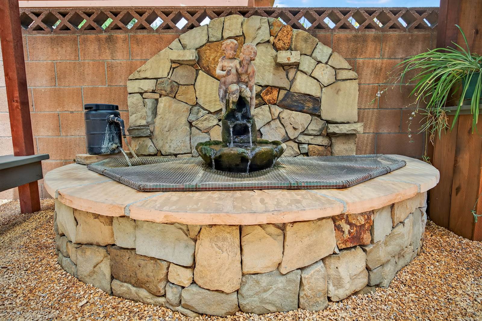 950 Woodland Ave., Ojai, CA 93023