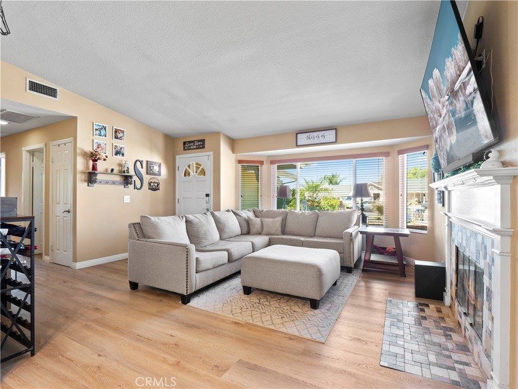 27728 Clark Court, Saugus, CA 91350