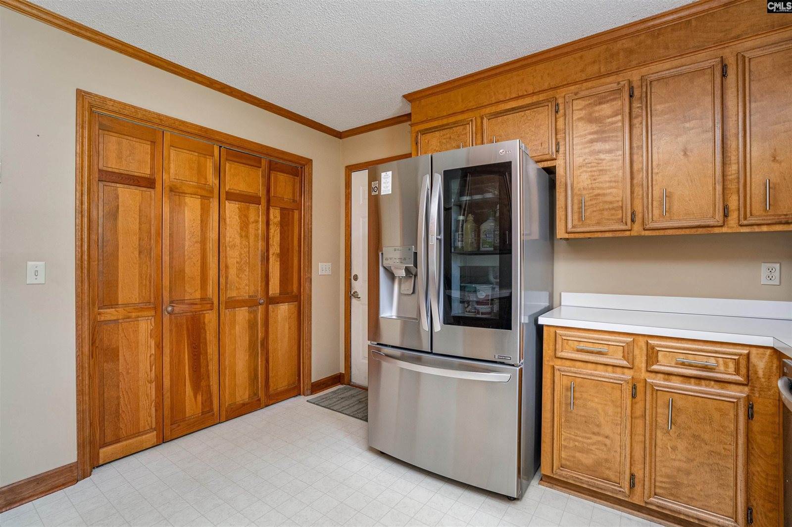 225 Fox Lake, West Columbia, SC 29170