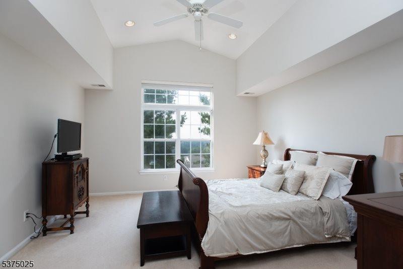 105 Wallace Ct, Green Brook Township, NJ 08812