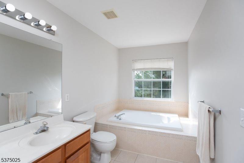 105 Wallace Ct, Green Brook Township, NJ 08812