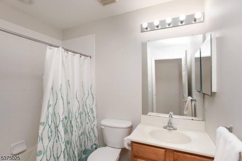 105 Wallace Ct, Green Brook Township, NJ 08812