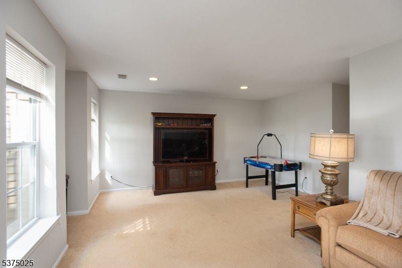 105 Wallace Ct, Green Brook Township, NJ 08812