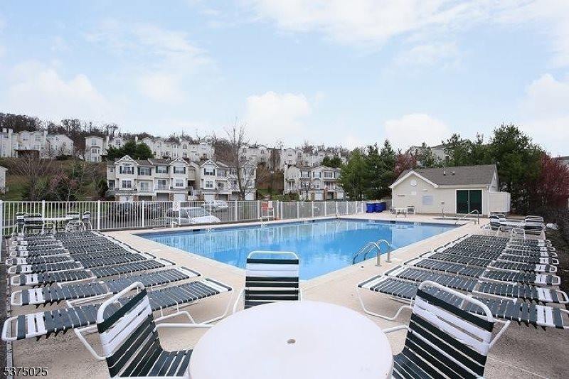 105 Wallace Ct, Green Brook Township, NJ 08812